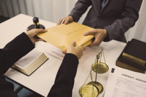 Read more about the article עורך דין נזיקין מומלץ – כך תבחרו את המומחה שיגן על הזכויות שלכם